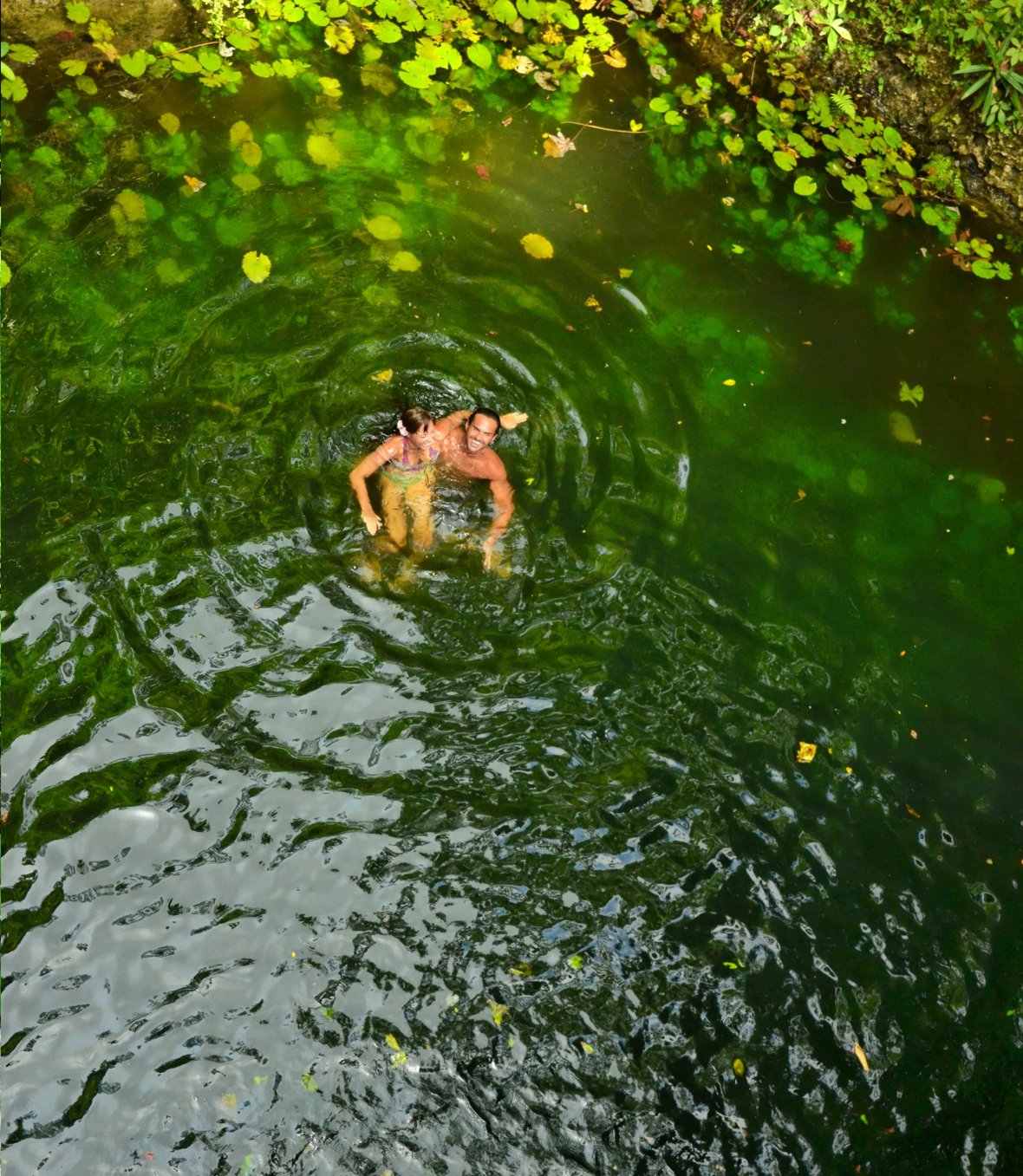 Un refrescante Baño en un Cenote para Lunamieleros